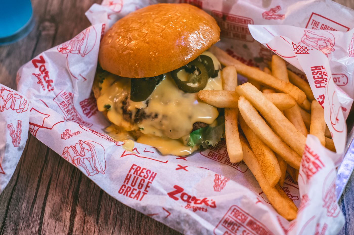 Le Classique : cheeseburger maison, cheddar et crudités