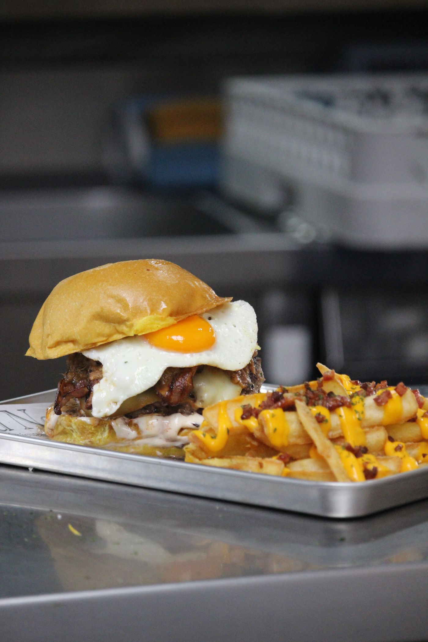 Le Costaud : burger généreux bacon, œuf et cheddar