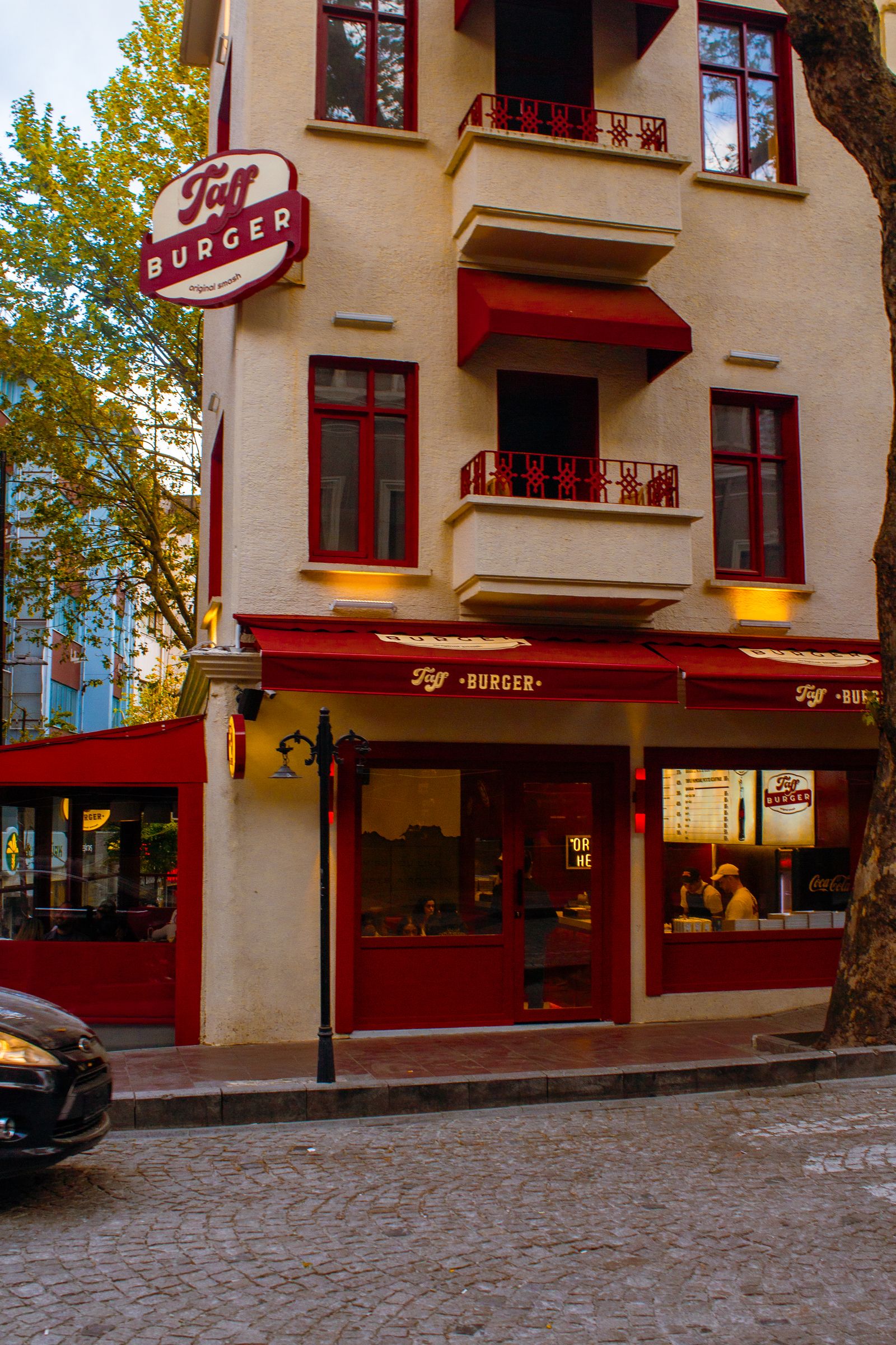 Façade et terrasse du Smash House