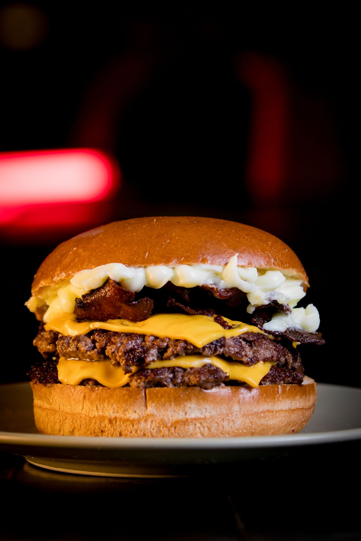 Le burger XXL du Smash House : double steak smashé, cheddar fondu et bacon